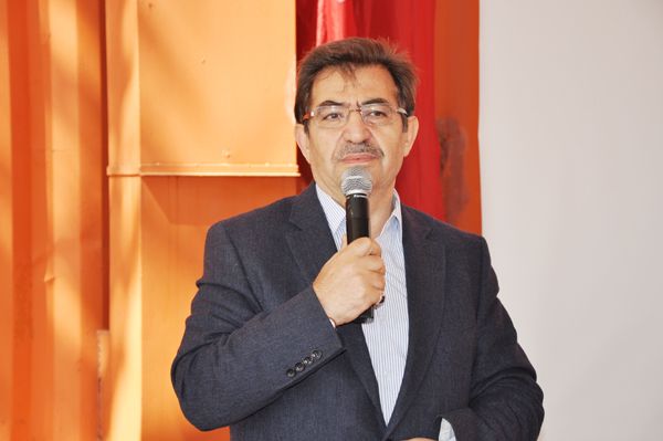 <p><b>evre ve ehircilik Bakanlna stanbul Milletvekili dris Gllce</b></p>    1950 ylnda Erzurum Hasankale'de dodu.  Yldz Teknik niversitesi naat Mhendislii Fakltesi'ne girdi. Sonrasnda, Anadolu niversitesi Sosyal Bilimler Blmn de bitirdi. 22 Temmuz 2007 de Adalet ve Kalknma Partisinden stanbul 1. blge Milletvekili seildi.  TBMM Deprem Aratrma Komisyonu Bakanl yapt.  12 Haziran 2011 de Adalet ve Kalknma Partisinden 2. defa stanbul 1. blge Milletvekili seildi..  Bayndrlk, imar, ulatrma ve turizm komisyonu Bakan olan GLLCE, ayrca Adalet ve Kalknma Partisi Genel Merkezinde, yerel ynetimler bakanlnda bakan yardmcl grevini yrtmektedir.  ngilizce ve Arapa bilen Gllce evli ve 5 ocuk babasdr.