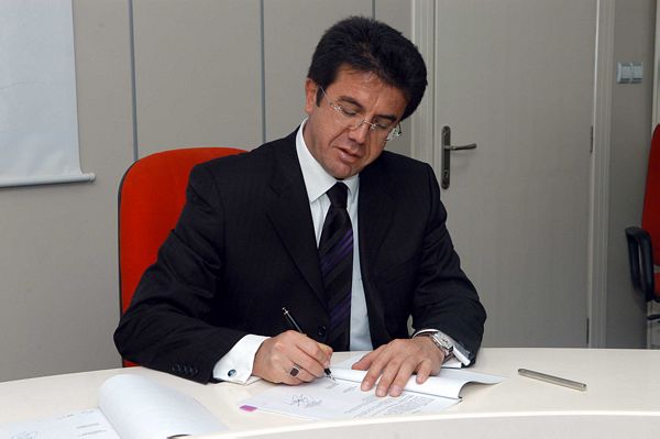 <p><b>Ekonomi Bakanlna Denizli Milletvekili Nihat Zeybeki</b></p>  Nihat Zeybekci, 1 Ocak 1961?de Denizli Tavas lesi Pnarlar beldesinde dodu. Marmara niversitesi ktisadi dari Bilimler Fakltesi letme Blmn bitirdi. Yksek lisansn stanbul niversitesi Uluslararas likiler Blmnde tamamlad. ngiltere South London College'de ekonomi eitimi ald.zel sektrde st dzey yneticilik yapt. 1994'te Turkuaz Tekstil'i kurdu. Denizli Platform Szclnde, Denizli Sanayi Odas Meslek Grubu yeliinde bulundu. ki dnem Denizli Tekstil ve Konfeksiyon hracatlar Birlii Bakanln yrtt. 2004-2011 tarihleri arasnda Denizli Belediye Bakanl ile Avrupa Konseyi Yerel Ynetimler Kongresi Trkiye Heyeti Bakanl; 2005-2011 tarihleri arasnda Trkiye Belediyeler Birlii Bakan Vekillii yapt. 2009-2012 yllar arasnda Trk Dnyas Belediyeler Birlii Bakanl grevinde bulundu.    ok iyi dzeyde ngilizce ve Almanca bilen Zeybekci, evli ve 4 ocuk babasdr.