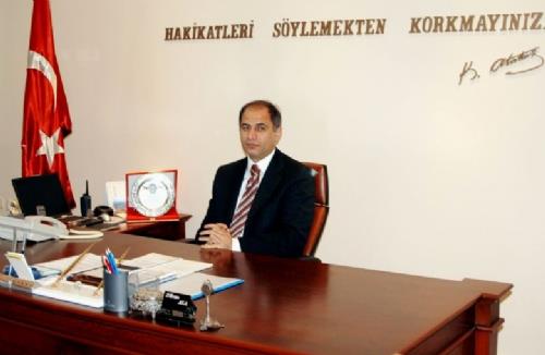 <p><b>ileri Bakanl- Babakanlk Mstear Efkan Ala</b></p>  Efkan Ala stanbul niversitesi Siyasal Bilgiler Fakltesi 1987 mezunudur. Efkan Ala 1988'de kaymakamlk stajna balad. ki yl Sakarya Valilii maiyet memurluu, bir yl ngiltere'de hizmet ii eitimden sonra, ikier yl Dernekpazar, Kabata ilelerinde kaymakamlk, Tunceli'de vali yardmcl yapt. Efkan Ala ileri Bakanl'nda Eitim ube Mdrl, ller daresi Daire Bakanl,Turizm Bakanl'nda Eitim Genel Mdrl ve Mavirlik grevlerinde bulundu. Batman valiliinden sonra 14 Eyll 2004 tarihinde Diyarbakr Valilii'ne atanmtr. 10 Eyll 2007 tarihi itibariyle Babakanlk Mstearl grevine getirilmitir. Efkan Ala Evli ve iki ocuk babasdr.