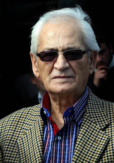 Ailesinin istei zerine marangozlukla ilgilenen enses, 1956 ylnda evresinin sesine verdii ilgi dorultusunda mzik hayatna atld.