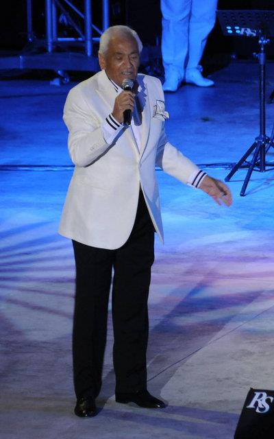 <p><b>ADNAN ENSES'N HAYATI</b></p>  21 Austos 1935'te Bursa'da dnyaya gelen Adnan enses, ilkokula Ankara smet nn ilkokulu'nda balad.