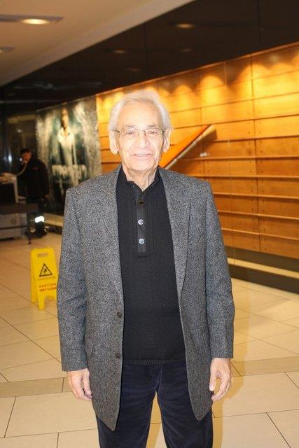 Adnan enses, tahsilinin devamn stanbul'a tandklar Karagmrk lk ve Ortaokulu'nda tamamlad.