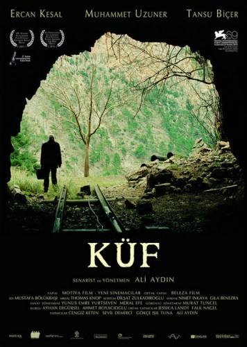 <p><b>6-Kf (2012)</b></p>   Kayp olunu beklerken sosyopolitik zindannda krelen Basri, 18 yldr bu acy unutamamtr. Toplumdan yava yava soyutlanrken de demiryolu iilii mesleine tutunmutur.