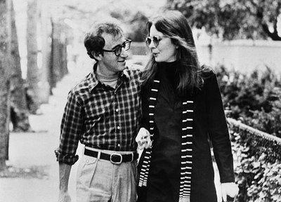 "Beni bile kabul eden bir kulbe asla ye olmam. "  <p><b>Annie Hall</b></p>