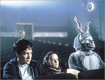 <p>Donnie : Neden o aptal tavan kyafetini giyiyorsun?</p>  Frank : Neden o aptal insan kyafetini giyiyorsun?    <p><b>Donnie Darko</b></p>