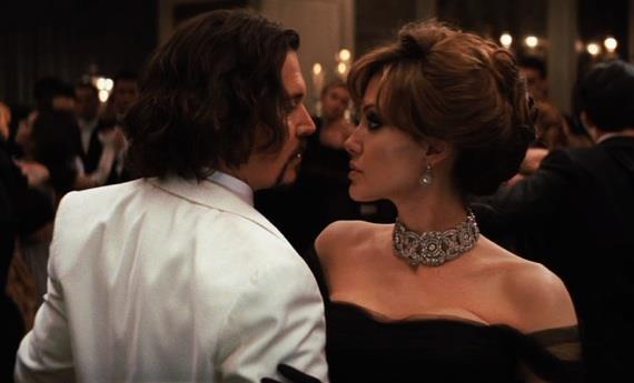 -Estetik iin 20 milyon dolar harcadn ve bu yz m setin ?    <p>-Beenmedin mi ?</p>    -Biraz.  <p><b>The Tourist</b></p>