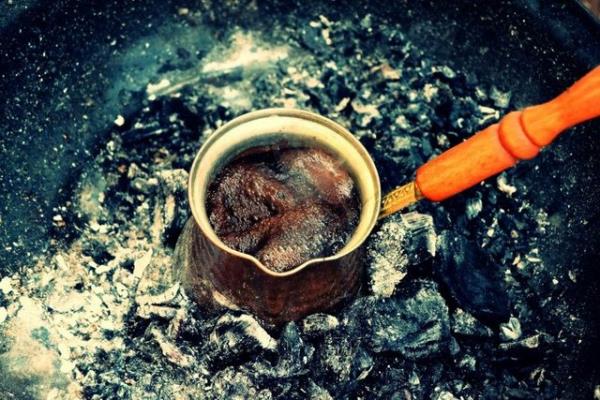 Bu durumda tketilen kahve, boaz yumuatc ve balgam sktrc ve hem st hem de alt solunum yollarn rahatlatyor" eklinde konutu.