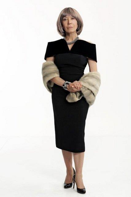 SHOW TV'de yaynlanan 'Sakl Kalan' dizisinde etrafndaki insanlarn ekinerek yaklat, aristokrat bir kadn canlandran etinkaya'nn bu mthi deiimi, seyirciyi akna evirdi.