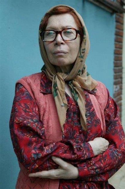 Getiimiz yl canlandrd 'Hasefe Ana' karakteriyle 'babaanne' olarak kamera karsna geen Meral etinkaya, yeni projesinde sandan kyafetine kadar byk bir deiim yaad.