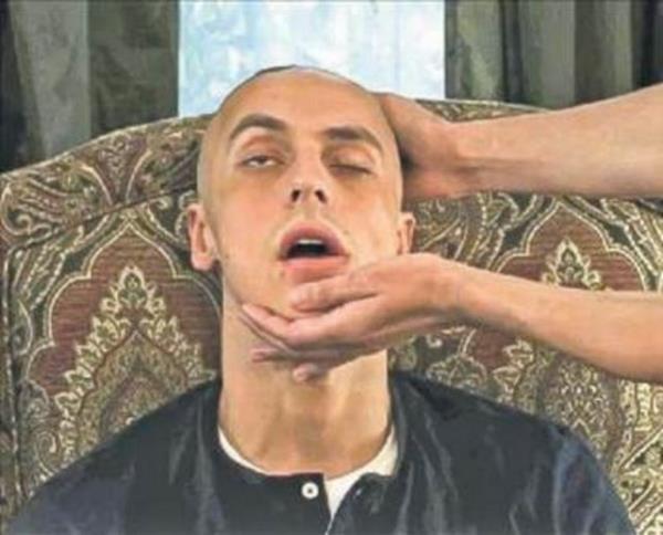 Gen oyuncu Metin Akdlger, 'Bensiz' filmi iin Hollywood taktii uygulad. Filmde yakkl bir futbolcuyu canlandran oyuncu; fit bir vcut iin sekiz ay bodybuilding alt, amatr futbol takmlaryla antrenmana kt...