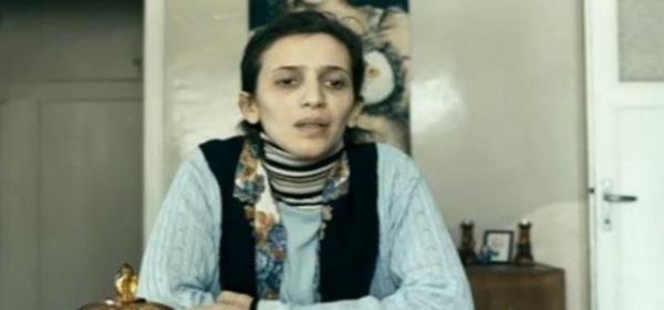 Son dnemin ykselen gen kuak yldzlarndan biri olan Nihal Yaln' ekrann glen yz olarak tanyoruz. Ama gen oyuncu Zeki Demirkubuz'un ynettii Yeralt filminde bambaka bir grntyle kamera karsna geti.