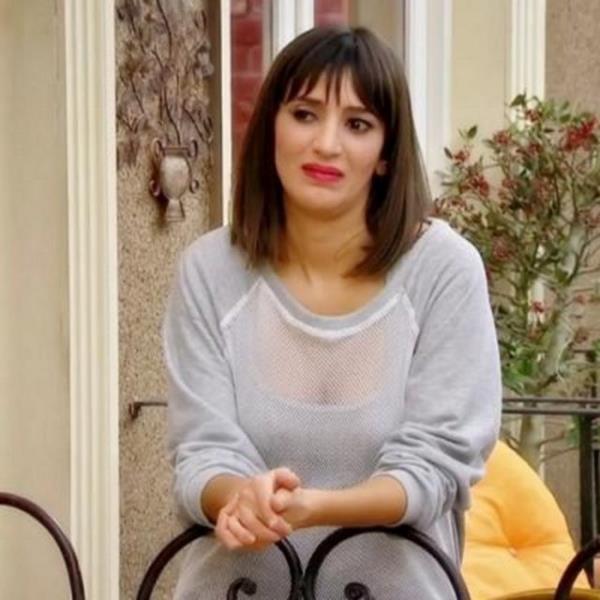 Onun dikkatini ekip filminde rol almak isteyen Alay' canlandryor.