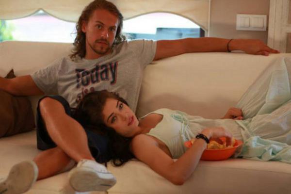 <p><b>K AYLIK ARA</b></p>   Fel sahneleri iinse filme iki ay ara verildi. Akdlger, o arada sk bir diyete girip 17 kilo birden eridi. Oyuncu kou Merve Takn'n gzetimi altnda bir rehabilitasyon merkezine gitti; burada iki ay boyunca felli hastalar gzetledi.