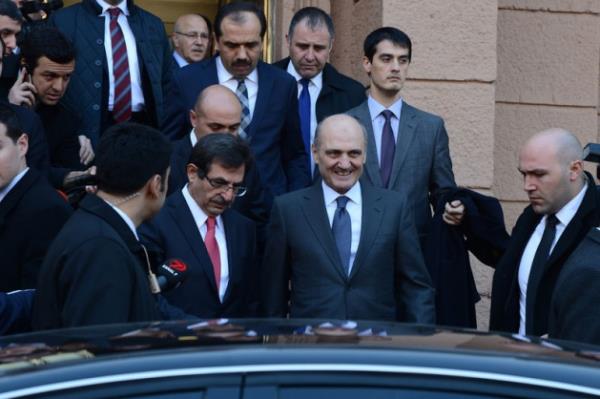 evre ve ehircilik Bakan Erdoan Bayraktar grevi dris Gllce'ye devretti. Bayraktar grevi devrederken Babakan Erdoan'a teekkr ederek, 40 yllk dava iin sorumluluk bilinciyle almaya devam edeceini syledi.