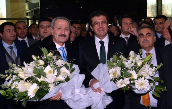 Ekonomi Bakan Zafer alayan grevini Nihat Zeybeki'ye teslim etti. alayan grevini teslim ederken gzyalarn tutamad.