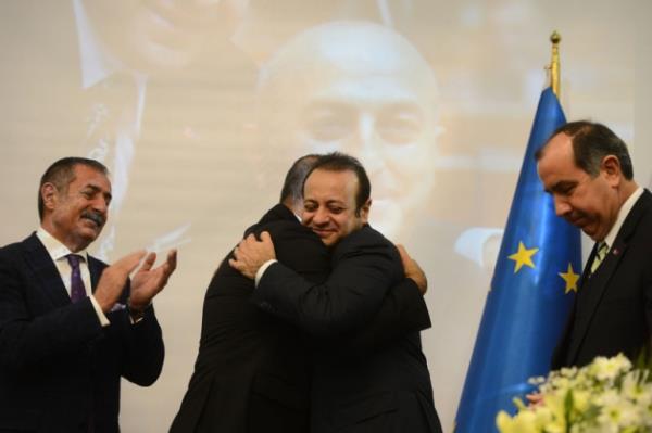 'Temel bir gn uaa binmi en n sradaki koltua oturmu. Sonra koltuun sahibi gelmi 'buras benim yerim' deyip kalkmasn istemi, Temel kalkmam. Hostesi arm, kalkmam. Olay pilota kadar gitmi. Pilot gelmi, 'beyefendi sizin yeriniz buras deil' demi, Temel kalkmam. Pilot, Temel'in kulana eilip bir eyler sylemi. Temel 'tamam o zaman' deyip kalkm. Herkes arm, pilota sormular 'ne dediniz de kalkt' diye. O da 'bu koltuk Trabzon'a gitmez'