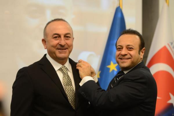 AB Bakan ve Bamzakereci olarak atanan Mevlt avuolu, grevi Egemen Ba'tan devrald. Egemen Ba, koltuunu devrederken bir fkra anlatt. Ba'n anlatt fkra u ekilde: