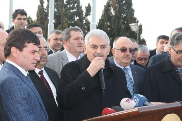 zmir Bykehir Belediye Bakan aday Binali Yldrm bakanlndaki devir teslim treninde konutu. Yldrm, ua insanlarn hayalinden kardklarn herkesin hizmetine atklarn bununla birlikte Marmaray gibi bir projeyi gerekletirdiklerini Hzl trende nemli admlar attklarn yarn da Babakan Erdoan ile birlikte Eskiehir stanbul hzl treninin test srn yapacaklarn aklad.