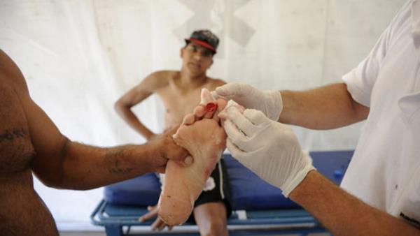 lkenin Rosario kentinde serinlemek iin Parana nehrine giren insanlar, piranhalarn saldrsyla neye uradklarn ard.