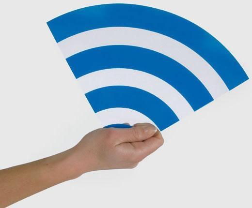 Evinizde kullandnz ifreli WiFi a gvenli olabilir; ancak sokakta caddede yrrken herhangi bir halka ak WiFi noktasna ifreyle bile girseniz gvende deilsiniz. nk bu ifreyi bilen pek ok kii rahatlkla sizin telefonunuza girebilir.