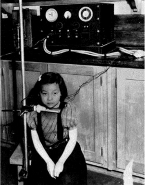 Baka bir vakada da, Amerikan ordusu biyolojik silahlar uzman Frank Olson'a LSD uyguland ve bu uygulama Olson'un bilincinde krize yol at.