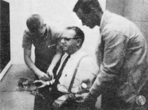 Milgram Deneyi Stanley Milgram 1963 ylnda, Yahudi soykrmnn 'neden?' olduunu anlamak adna, Alman halknn soykrma katlmasna ve buna izin vermelerinde, zel bir eyler olduu iddiasn kantlamak iin bir deney hazrlad.