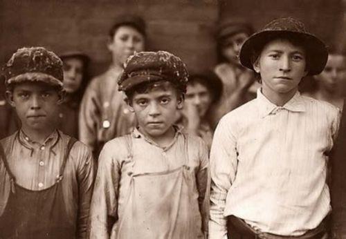 Bunlardan 10 tanesi daha nce konuma bozukluu olan ve kekeleyenler olarak seildi. ocuklar, eit olarak 2 gruba ayrld.