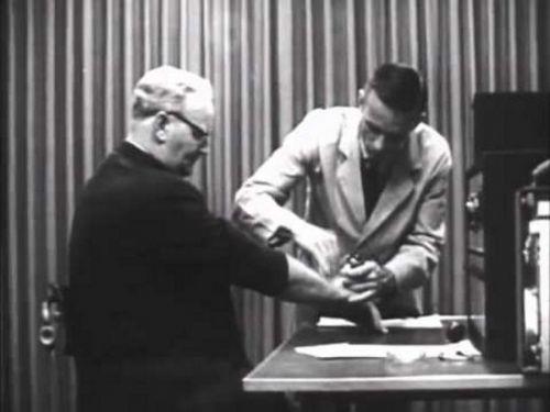 Peki bu deneyin rktc taraf neydi? oku vermeleri istenen denekler ezici bir stnlkle deneycinin talimatlarna uydular.