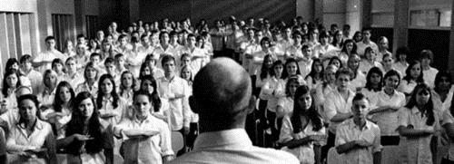 Ama ok daha tesinde ve endie verici bir ekilde, ayn snftan olmayan kiilere kar dlama ve hor grme gibi son derece kt niyetli bir takm davranlar gsterme konusunda giderek daha istekli hale geldiler.