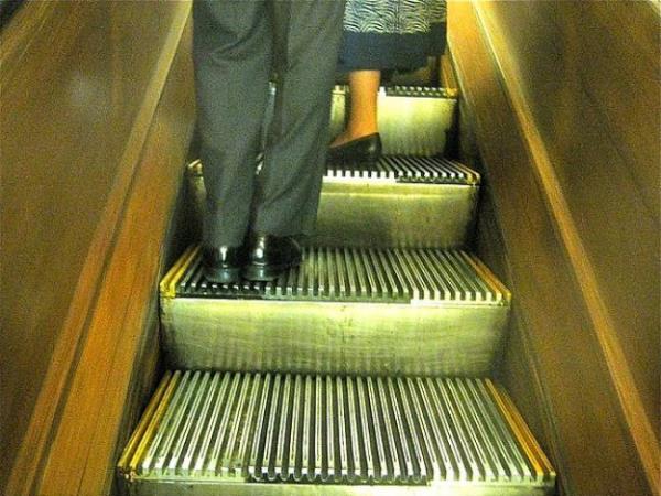 Yryen merdivende sada durup sol taraf bo braklr.