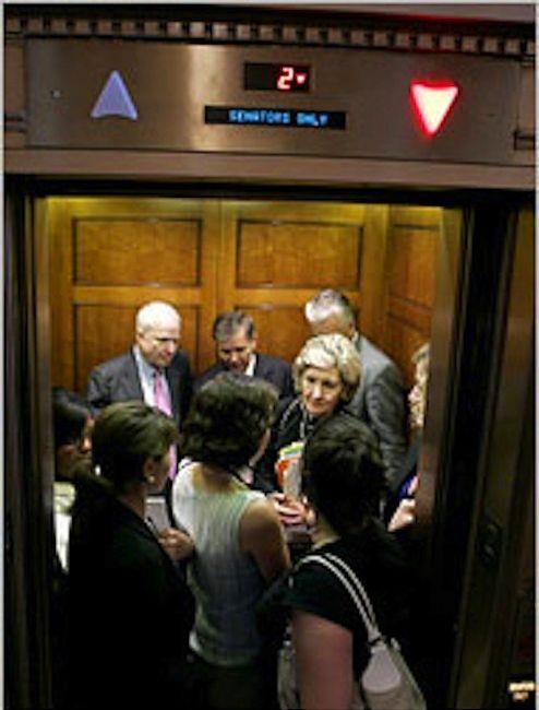 Asansrlerde binmeden nce herkesin inmesini bekleyin.