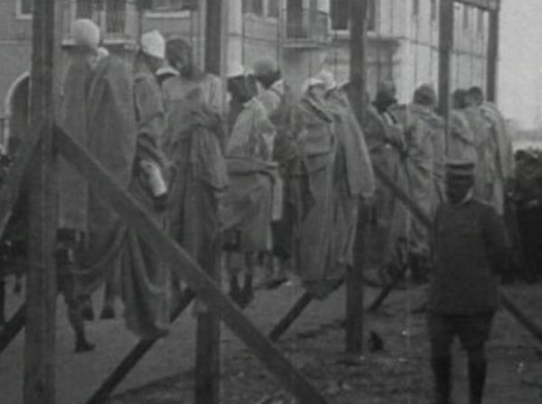 ngiliz Daily Mail gazetesinde yaynlanan infaz fotoraflarnda, 1911-12 yllarnda Osmanl mparatorluu ile talya arasnda meydana gelen Trablusgarp Sava'ndaki bir grntye de yer verildi.