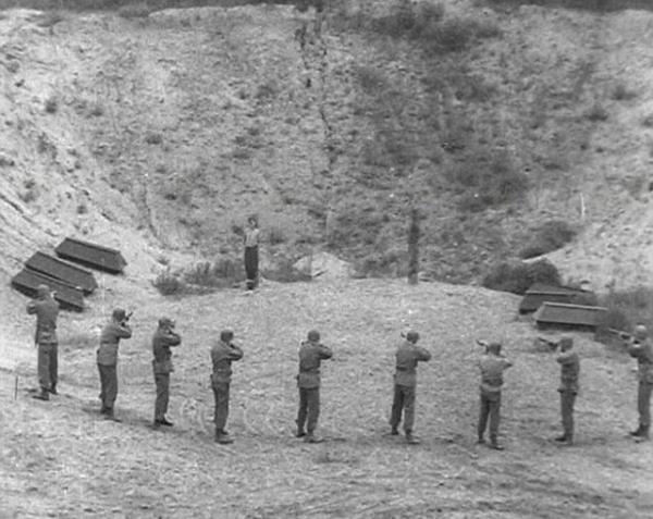 Hi yaynlamadan arivine kaldrd karelerden biri de kinci Dnya Sava'nda Almanya'nn Braunschweig kasabasnda kaydedilmi. Bir Alman casusluk yapt gerekesiyle Amerikan askerleri tarafndan kuruna diziliyor. Grntde birok tabut yer alyor.