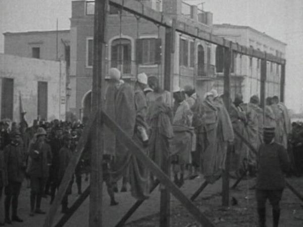 Libya'da Osmanl mparatorluu'na kar savaan talyan askerleri, sokak ortasnda bir infaz gerekletiriyor. Onlarca kiinin sokak ortasnda idam edilecek asld grntlerle ilgili kesin bir bilgi yer almyor.