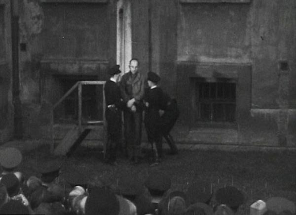 Nazi general Kurt Daluege, ek Cumhuriyeti'nin bakenti Prag'da 1946 ylnda idam edilirken grlyor. Pankrac cezaevinde aslarak idam edilen Kurt Daluege'nin infaz halka ak yaplm.