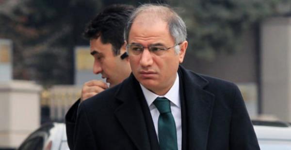 <p><b>ileri Bakan Efkan Ala:</b></p>   iir ve mzie merakl. Trk musikisi eserleri seslendiriyor ve "Kt bir sesle ne kadar sylenebilirse, yle sylyorum" diyor. Ayn zamanda tam bir Mzeyyan Senar tutkunu.