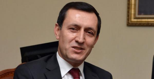 <p><b>Babakan Yardmcs Emrullah ler:</b></p>   Arap edebiyat tutkunu; srekli Arapa eserler okuyor. Beiktal ve yzmeyi ok seviyor.