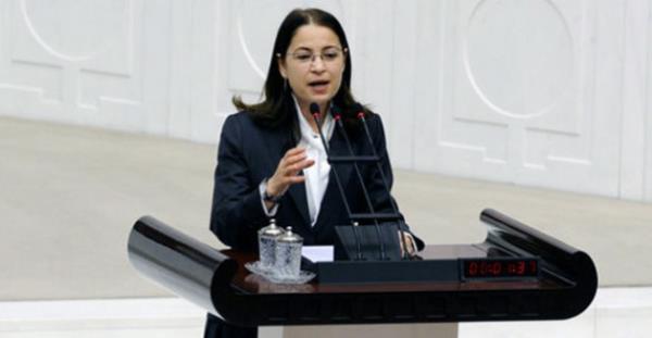 <p><b>Aile ve Sosyal Politikalar Bakan Ayenur slam:</b></p>   Sakaryaspor'u tutuyor. Okumay ve seyahat etmeyi seviyor.