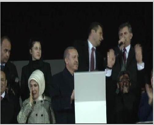 Yarg ve emniyet cuntasnn hedefinde olan Babakan Erdoan' binlerce vatandan karlamaya gelerek ak destek vermesi Emine Erdoan' ok duygulandrd.