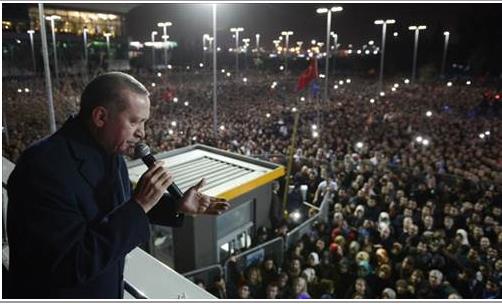 Emine Erdoan kalabaln nne kt andan, konuma yaplan yere geene kadar alad. Ardndan Babakan vatandalar selamlarken, onun arkasnda gzyalarn sildi.