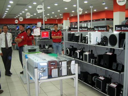 te yandan Bimeks Genel Mdr Arif Bayraktar ise Bimeks'in satn almlarnn sadece te birinin dviz cinsinden olduunu hatrlatarak szlerine u ekilde devam etti: "Dviz cinsinden satn almalarn byk ksmn da VOB'da vadeli ilemlerle garanti (hedge) altna alyoruz, dolaysyla nemli bir ak pozisyon tamyoruz. Satlarda da, dviz ile satn alnan rnlerin fiyatn kura endeksli takip ediyoruz.