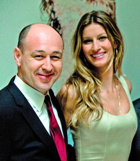 Birlemi Markalar Dernei (BMD) Ynetim Kurulu yesi Sinan ncel, 10 gn akn sredir devam eden gelimelerin perakende sektrne etkisini ise yle deerlendirdi: "nsanlar birka gn bekleyip daha sonra endielendiler. ansmz, btn bu olaylarn ylba ncesine denk gelmesi. Geen yln yzde 10 gerisinde gidiyor satlar. Ama ylba olmasa yanmtk. u anda almaya biraz mecbur insanlar. Oradan kurtaryoruz."