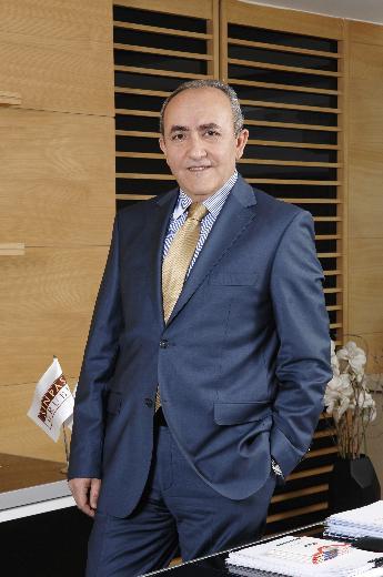 SYAS gelimelere paralel olarak ykselen dolar ve Euro inaat pazarnda da etkisini gsterecek. Kurlarn son eklinin kabul edilemez olduunu belirten Konut Gelitiricileri ve Yatrmclar Dernei (KONUTDER) Bakan mer Faruk elik, gelinen noktada inaat irketlerinin zarara urayacan syledi.