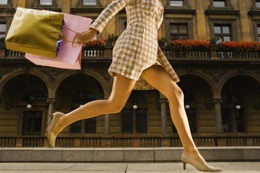 SON dnemlerdeki gelimelerden etkilenen perakende sektr de daralma yaanyor. Sektr temsilcileri, "Genel olarak piyasann ok daha canl olmas gerekiyordu. Havalarn soumas aralk ayn ancak buldu. Ylba alverileri iin insanlarn sokaklara kmas gerekiyordu. Fakat zellikle orta ve dar gelirlilerin ciddi biimde frene bastn gryoruz" diyor.