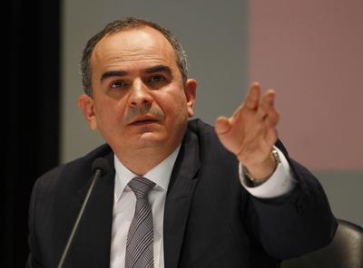 Kurdaki hareketlenmenin sektrn genelini fazla etkilemesini beklemiyoruz. zellikle ylsonu kampanyalarnn etkisiyle satlarda bir azalma da ngrmyoruz. Uzun vadede de, Merkez Bankas'nn gl dviz pozisyonunun kurdaki hareketleri dengeleyeceini ngryoruz."