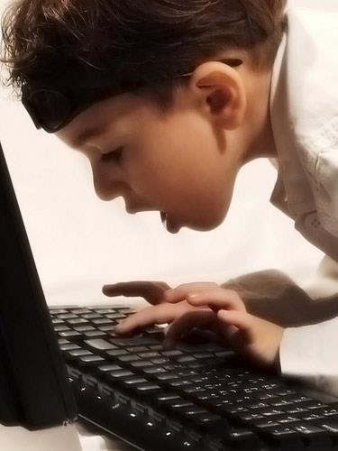 nternet banda zaman geirmek,okul andaki ocuklarn derslerini olumsuz etkiliyor...    Bilgisayar Oyunlar lk Srada    ocuklarn yzde 64.2'si bilgisayar oyun amal kullanyor. Bunu yzde 53.1 ile sosyal medya, yzde 46.9 ile aratrmalar, yzde 32.9 ile ev devi hazrlama, yzde 27.7 ile diziler takip ediyor.    Erkeklerin yzde 82.5'i bilgisayar oyunlar, kzlar ise diziler, internetten alveri tercih ediyor.    Ya ykseldike sosyal medya, aratrma, diziler genel ortalamann zerine karken, 8 ya ve alt ocuklarn yzde 81.3' bilgisayar oynuyor.    Lise ve zeri eitim kademesindekilerin bilgisayar kullanm amalar sosyal medya alar.    7 saatten fazla teknoloji banda vakit geiren ocuklarn yzde 71.7'si sosyal alar, yzde 42.4' dizileri takip etmektedir.    ocuunun sosyal geliimini olumlu etkilediini dnen ebeveynlerin ocuklar arlnca aratrma ve devler iin bilgisayar kullanrken, olumsuz etkilediini dnen ebeveynlerin ocuklar ise daha ok bilgisayar oyunlar oynuyor.    Ebeveynlerin yzde 56.8'i eitici siteleri kullanyor.    Eitici siteleri kullanan ebeveynlerin yzde 29.5'i teknoloji banda vakit geirmenin ocuklarn sosyal geliimini olumlu etkilediini dnmektedir.