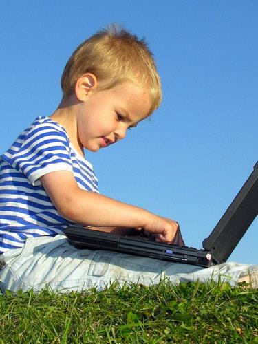 nternet banda zaman geirmek,okul andaki ocuklarn derslerini olumsuz etkiliyor...    T Maden Fakltesi Maden Mhendislii Blm Bakan Prof. Dr. Orhan Kural liderliinde stanbul iinde bin 500'e yakn veli ile yz yze grme metoduyla 'ocuklarda Teknoloji Bamll' anketi gerekletirildi. Teknolojinin ocuklar zerindeki etkilerini len almaya gre, okul andaki ocuklarn yzde 42.3' hafta ii gnde 3 saatten fazla teknoloji banda vakit geiriyor. 8 ya ve altndaki ocuklarn bile yzde 11.5'inin gnde ortalama 3-4 saat teknoloji banda vakit geirdikleri grlyor. ocuklar arkada ortamnda bile bilgisayar ve cep telefonu ile vakit geiriyor. Aileler teknolojinin ocuklarn dersleri ve sosyal hayatlarn olumsuz etkiledii grnde. Ankete gre ocuklar bilgisayar, tablet, cep telefonu gibi cihazlarn bandan kalkmadan acele ile yemeklerini yiyor ve uykuda geirmeleri gereken zaman internet banda geiriyor. Ayrca erkek ocuklar kz ocuklarna gre daha uzun sre teknoloji banda duruyor.