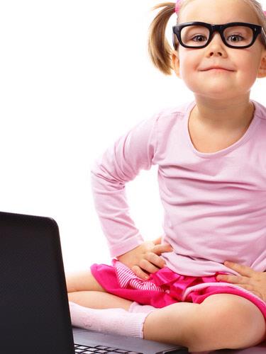 nternet banda zaman geirmek,okul andaki ocuklarn derslerini olumsuz etkiliyor...    Ya lerledike Sre Artyor    Bin 500'e yakn veli ile yz yze grme metoduyla yaplan aratrmaya gre;    Grlen deneklerin yzde 42.3' ocuklarnn gnde ortalama 3 saatten fazla teknoloji banda vakit geirdiklerini ifade etmilerdir.    Erkek ocuklarn yzde 13.5'i hafta ii gnde ortalama 5-6 saatlerini teknoloji banda geirirken bu oran kz ocuklarnda yzde 6'dr.    Ya ykseldike teknoloji banda geirilen sre artyor. 8 ya ve altndaki ocuklarn bile yzde 11.5'inin gnde ortalama 3-4 saat teknoloji banda vakit geirdikleri grlmtr.    Lise ve zeri eitim kademesinde renim gren rencilerin yzde 61.5'i hafta iinde gnde 3 saatten fazla teknoloji banda vakit geirmektedir.    Grlen deneklerin yzde 61.6's ocuklarnn hafta sonu-tatil gnlerinde, gnde ortalama 3 saatten fazla sredir teknoloji banda vakit geirdiklerini ifade etmilerdir.    Erkek ocuklarn yzde 41.9'u haftasonu-tatil gnlerinde gnde 5 saatten fazla teknoloji banda vakit geirirken bu oran kz ocuklarnda yzde 22.3'tr.