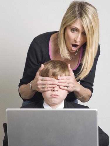 nternet banda zaman geirmek,okul andaki ocuklarn derslerini olumsuz etkiliyor...    Aratrmaya gre ocuklarn yzde 21.9'u, arkada ortamlarnda bile ska bilgisayar-cep telefonu ile oynanan oyunlar tercih ediyor.    Ebeveynlerin yzde 12.9'u ocuklarnn ska, bilgisayar, tablet, cep telefonu gibi cihazlarn bandan kalkmadan acele ile yemeklerini yediklerini ifade etmilerdir.    Ebeveynlerin yzde 15.5'i ocuklarnn ska, aslnda uykuda geirmeleri gereken zaman internet banda geirdiklerini ifade etmilerdir.    Ebeveynlerin yzde 34.3' ocuklarnn teknoloji banda geirdii zamann baz olumlu etkileri olsa da ocuklarnn derslerini daha ok olumsuz etkilediini dnmektedir. yzde 17.7'si ise kesinlikle olumsuz etkiledii grnde.    ocuunun teknoloji banda 3 saatten fazla vakit geirdiini syleyen ebeveynler genel ortalamann zerinde bu durumun ocuklarnn ders baarsn olumsuz etkilediini dnmekte.    Ebeveynlerin yzde 31.4' ocuklarnn teknoloji banda geirdii zamann baz olumlu etkileri olsa da ocuklarnn sosyal geliimini daha ok olumsuz etkilediini dnmektedir. yzde 19.8'i ise kesinlikle olumsuz etkiledii grnde.