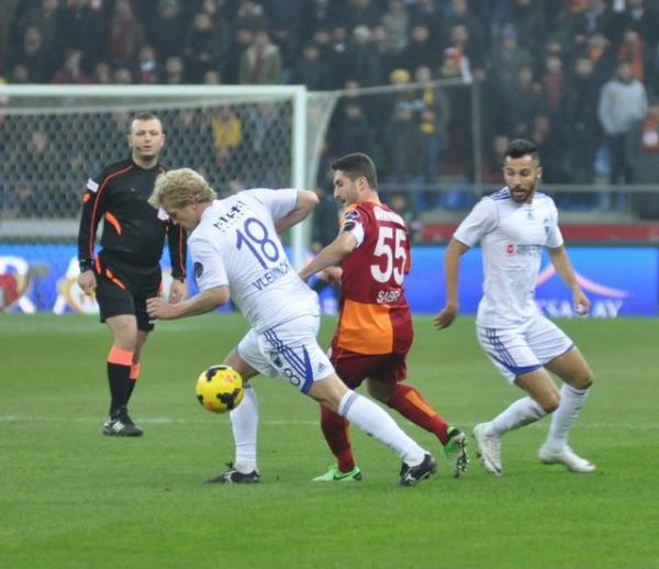 S�rekli dalga ge�ilen Sabri, az �nce �o�u futbolcunun ba�aramad� trivela vuru�uyla a�lar� havaland�r�yodu siz hala konu�un